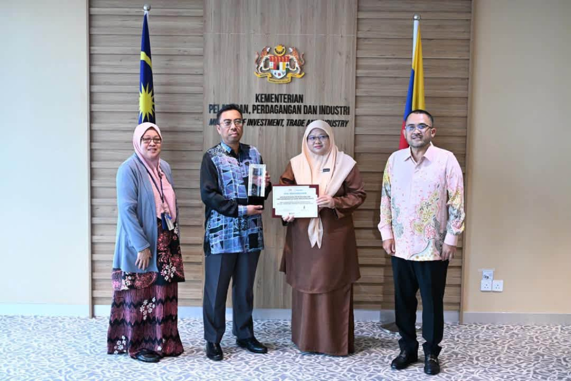 Kunjungan Hormat &amp; Penyampaian Hadiah Kempen Cashless Boleh 5.0 Kepada MITI &amp; PTPK